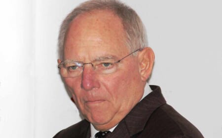 Schwarznull ist die Haselnuß – Gedanken über eine schwarze Null