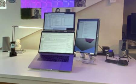 Clean Desktop mit MacBook Pro und Asus ZenScreens