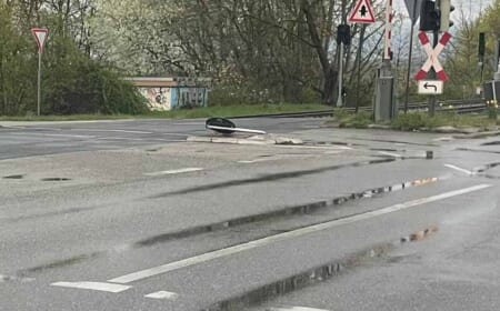 Das berühmteste Verkehrsschild Deutschlands – Das Fahrmichdochum liegt wieder am Boden