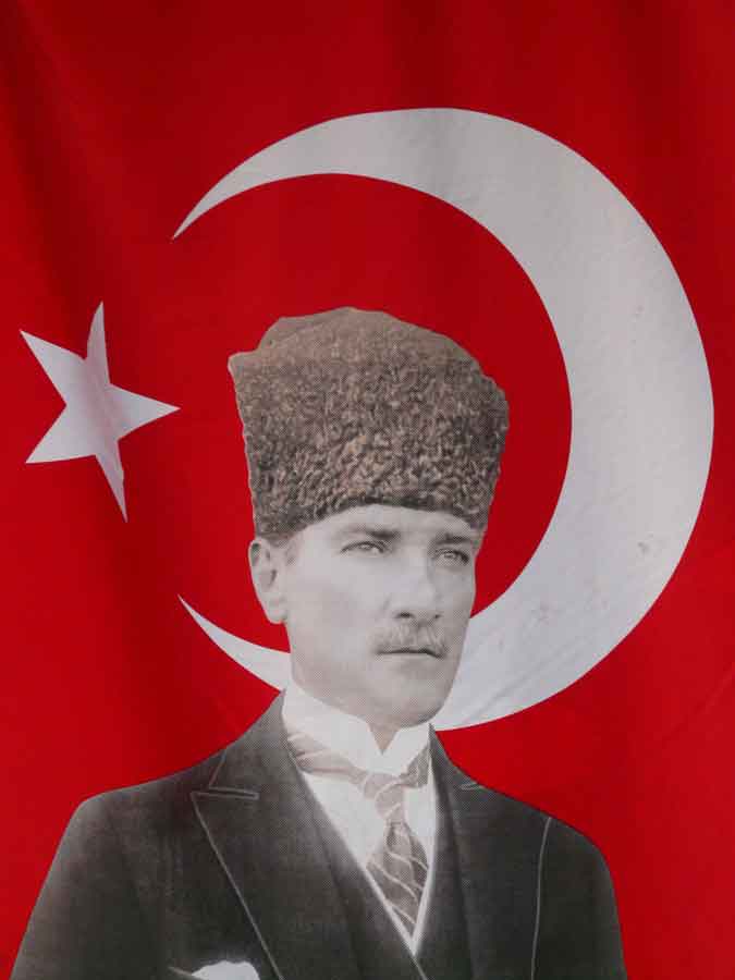 Im Grabe würde er sich umdrehen und rotieren, wie ein Dönerspieß: Mustafa Kemal Pascha Atatürk (مصطفى كمال پاش *1881 in Thessaloniki; † 10. November 1938 in Istanbul), der Begründer der Republik Türkei 