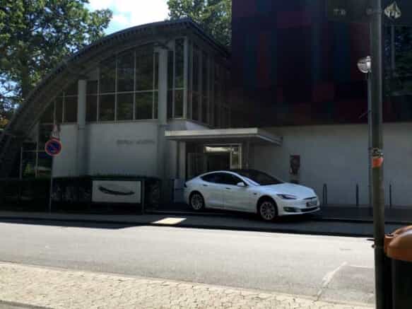 Tesla Laden Vorm Museum1