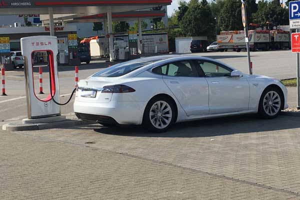 Tesla am Supercharger: 45 Minuten dauerte es, dann war er wieder voll