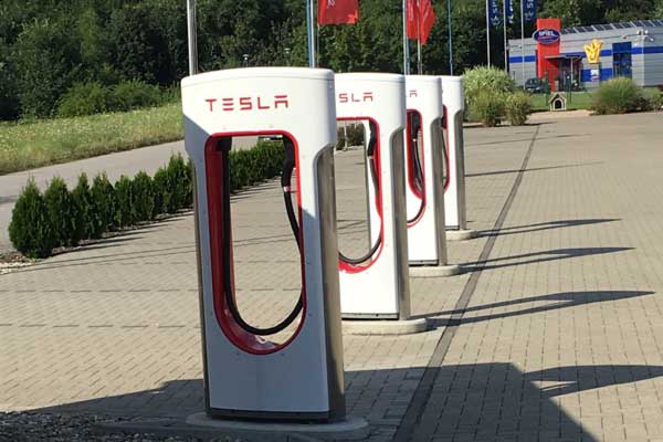 Tesla Supercharger. Von den Stationen gibt es schon über 50 in Deutschland. Immer in der Nähe: Ein Restaurant mit Essen, Trinken und Toilette. Genial: Der Strom ist ein Autoleben lang im Preis des Fahrzeugs kostenlos inbegriffen